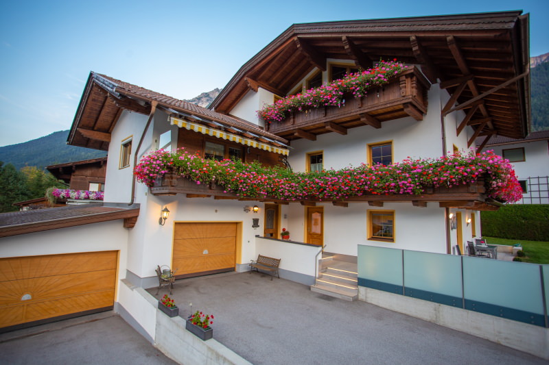 Unser Haus Nagele mit Gartenansicht